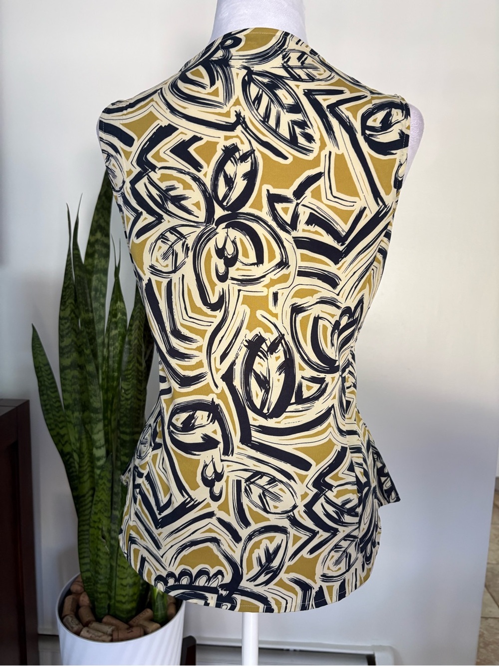 🎾Abstract Ruffle Sleeveless Blouse - Picture 5 of 10